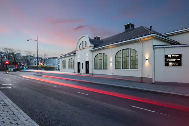 Gryta 2B i skumring med lysspor fra trafikken